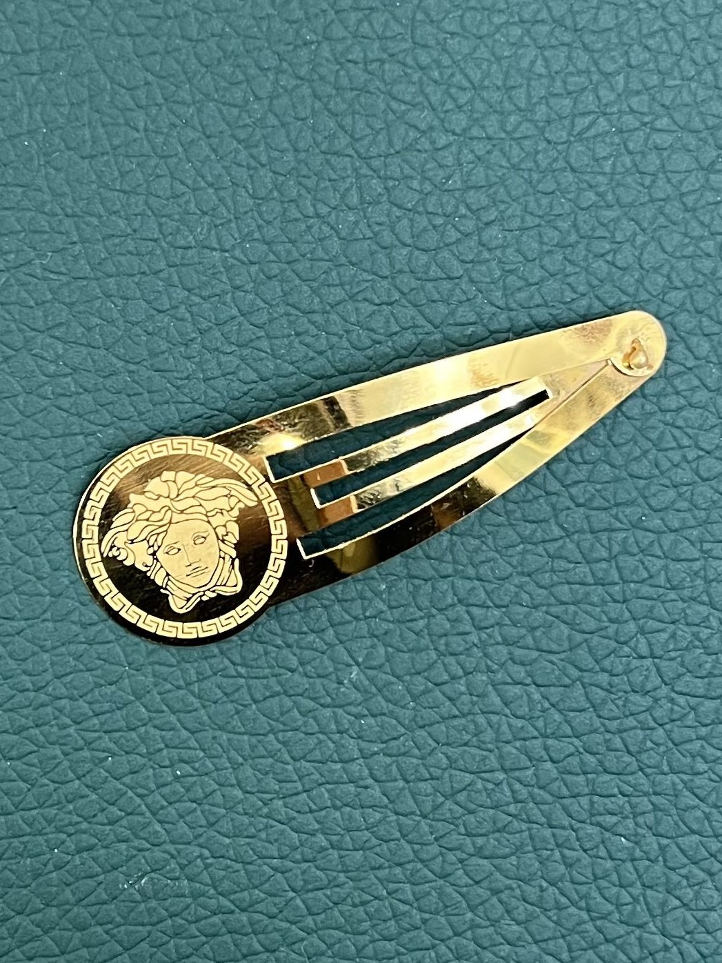 گیره-ورساچ.jpg گیره سر طلا 18 عیار طرح ورساچ کد 605 - تصویر 1
